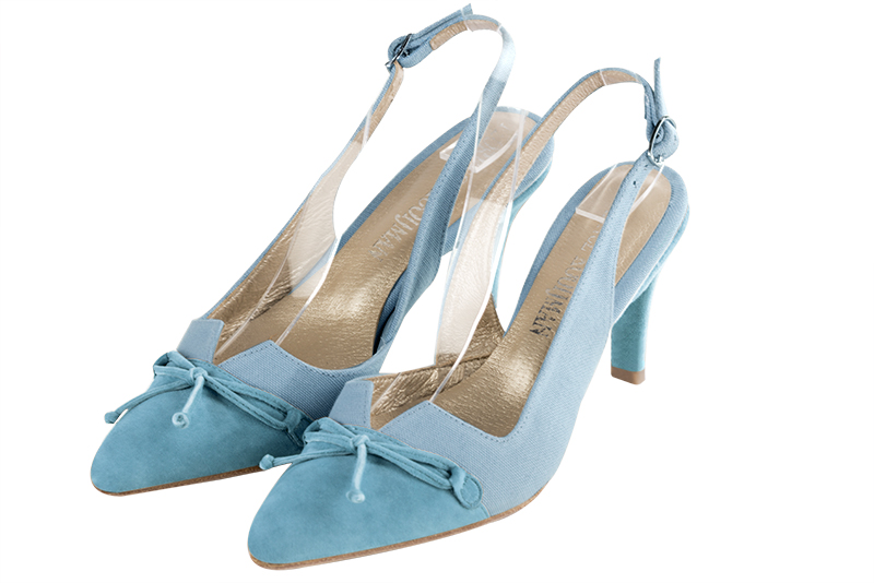 Sky blue women's dress pumps, with a knot on the front. Tapered toe. Medium slim heel. Front view - Florence KOOIJMAN